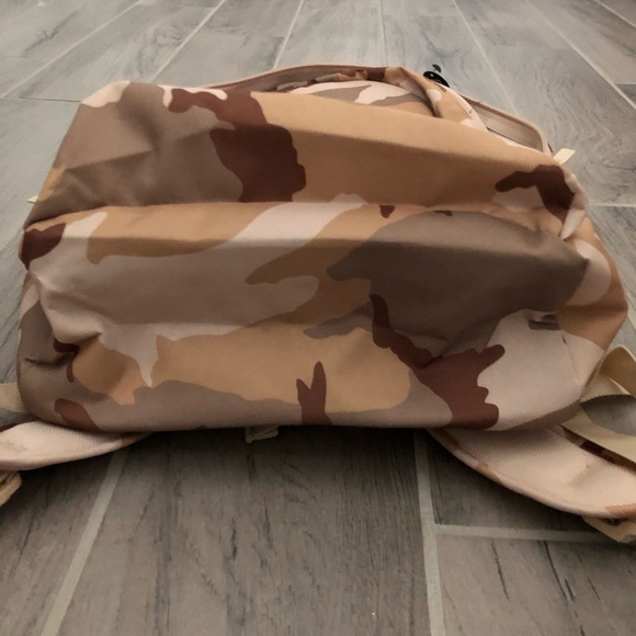 Nike SB Icon AOP D Camo Backpack Desert Camo - Picture 8 of 8